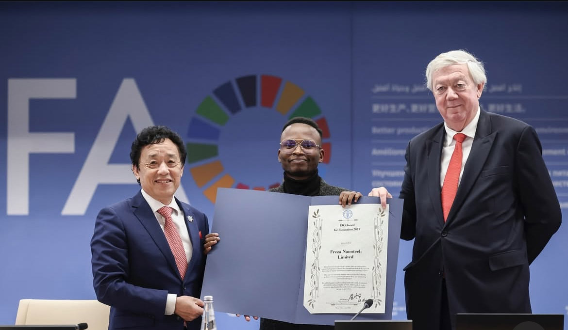 Mugisha receiving the FAO award